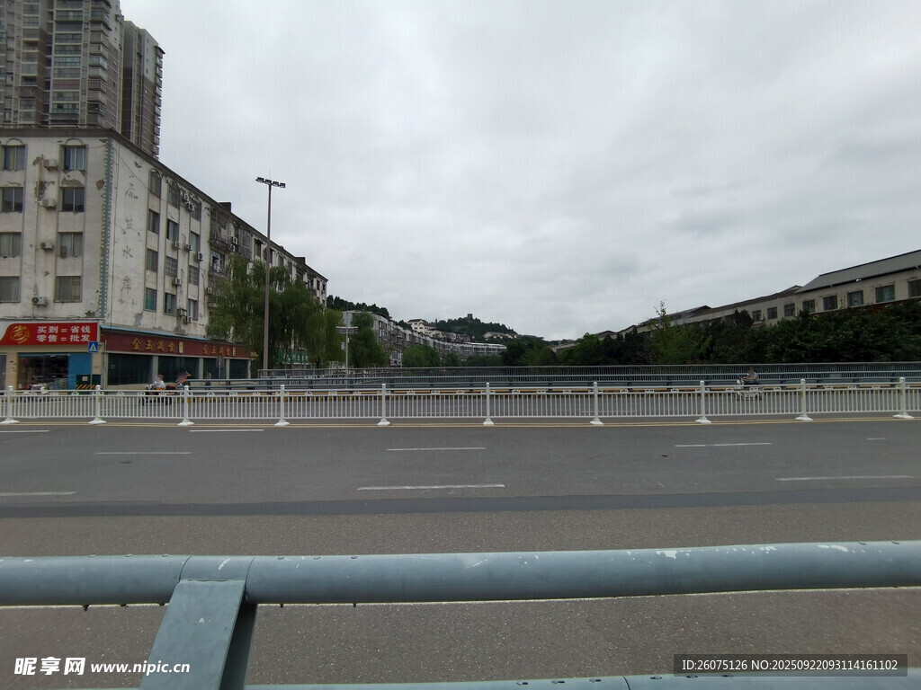 空旷城市道路场景