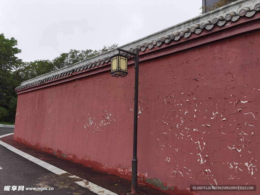 红墙路灯中式古典景致