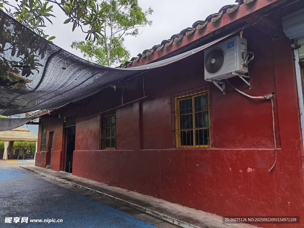 红墙建筑外的遮阳设施