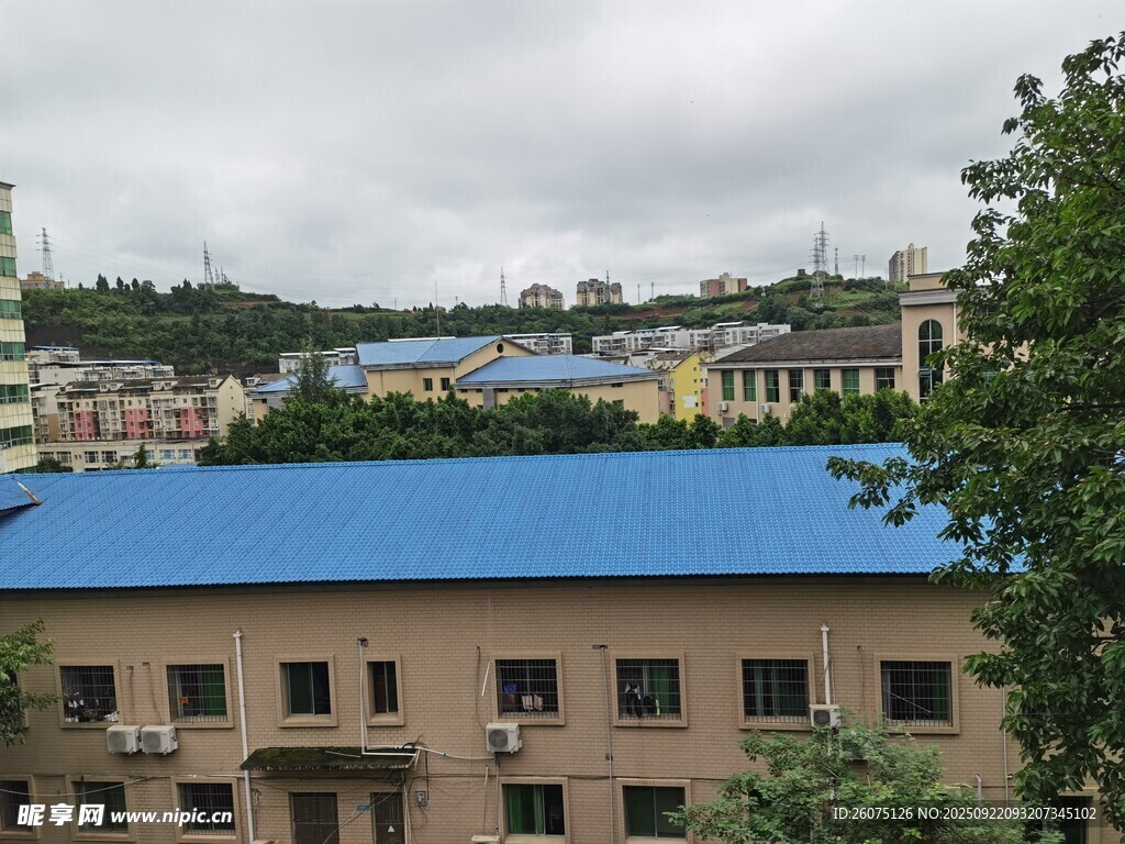 蓝顶建筑与远处景致
