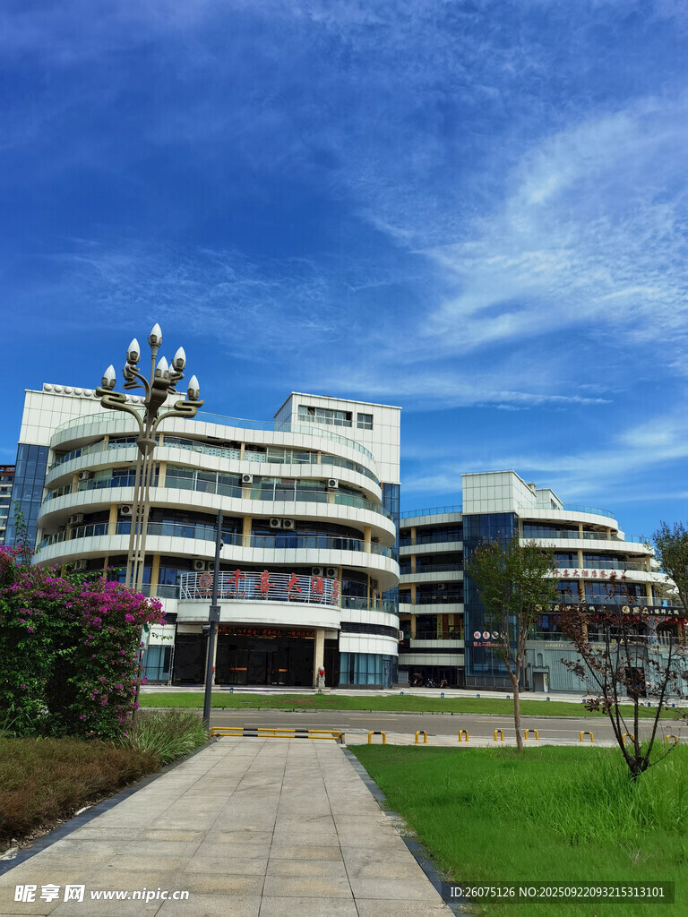 现代风格建筑与开阔景致