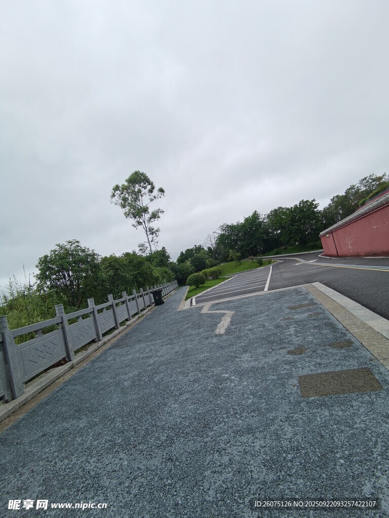空旷道路旁的绿植与建筑