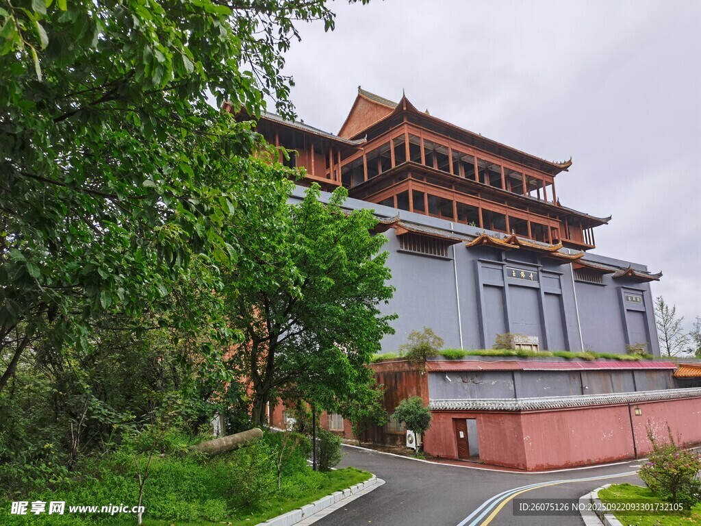 中式古建筑隐于绿树间