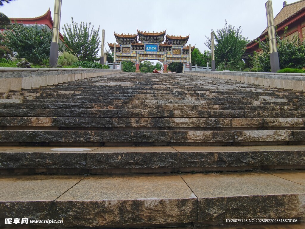 古建前的石阶