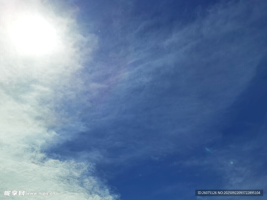 晴朗天空中的耀眼阳光