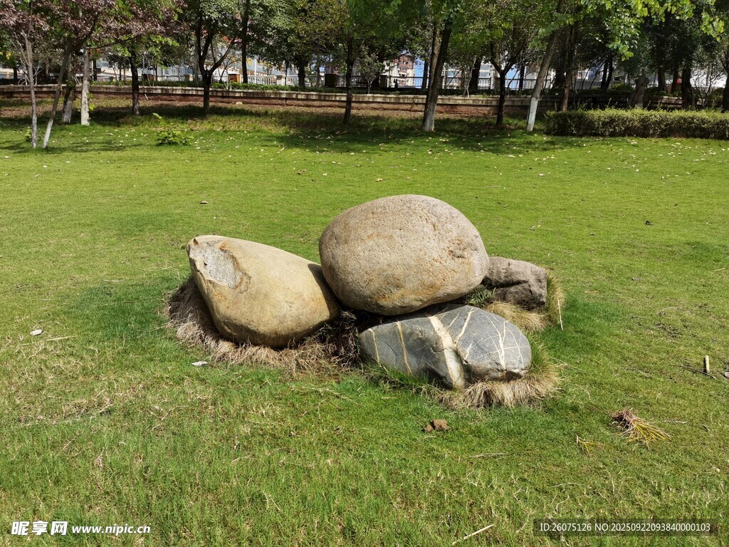 草地上的堆叠巨石