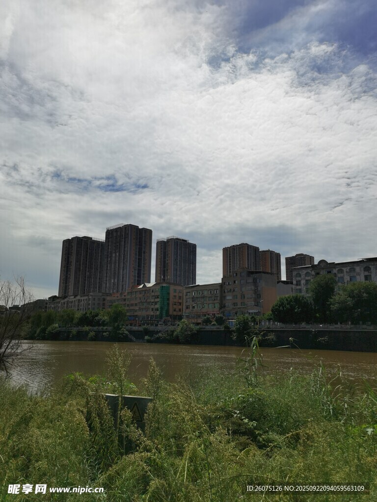 河畔废弃建筑群