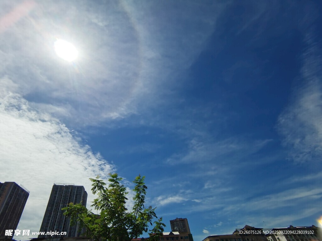 城市上空的晴朗蓝天