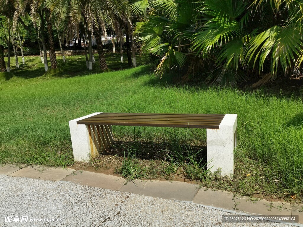 户外草地旁的简约长椅