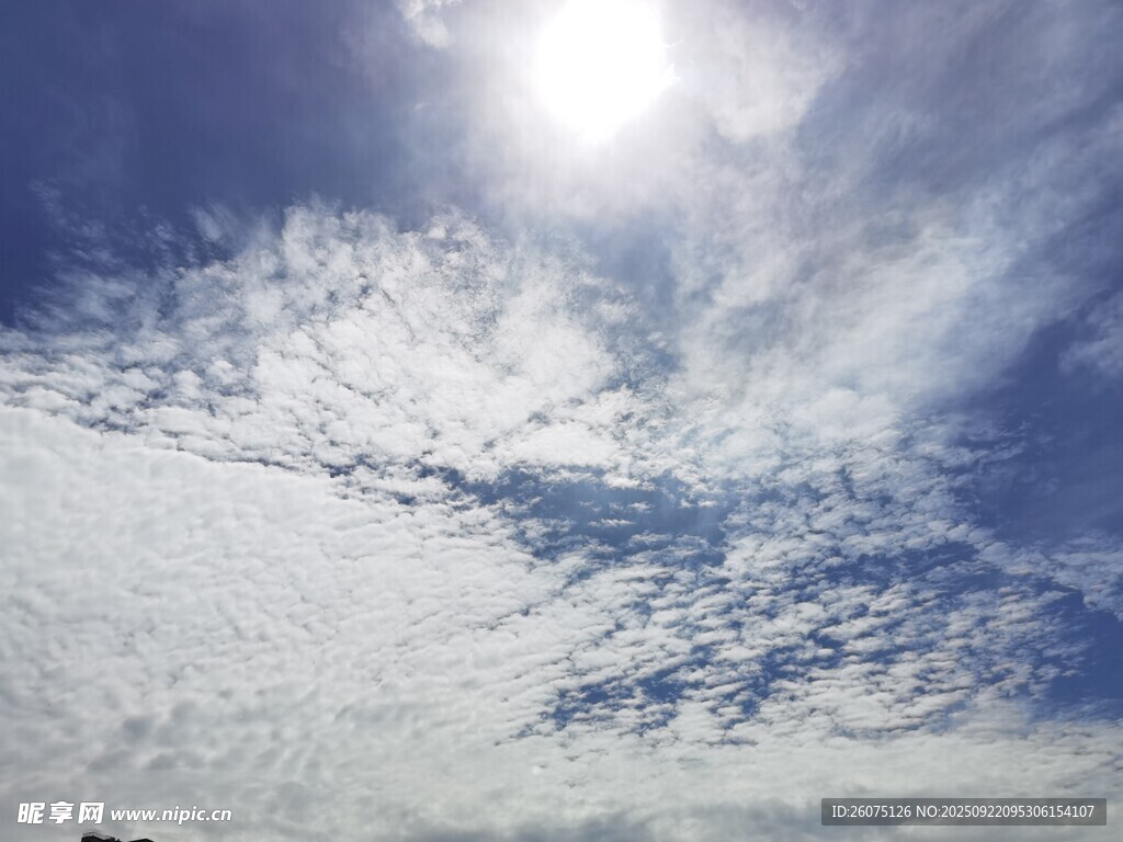 晴朗天空中的耀眼阳光