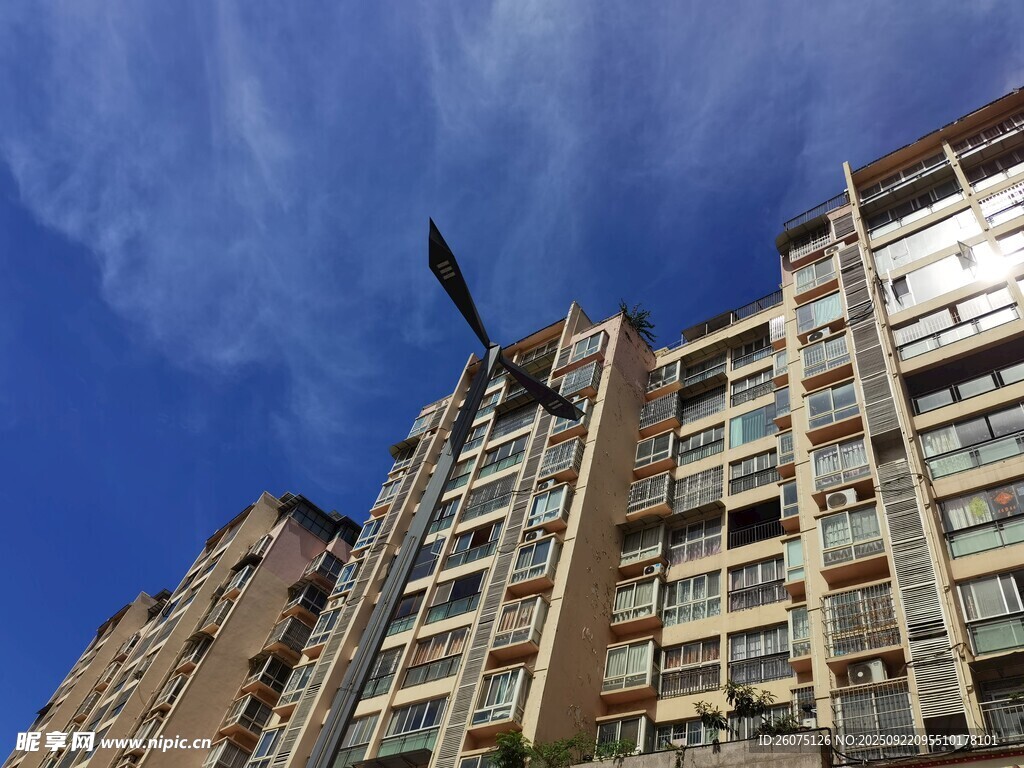 高层住宅仰视景象