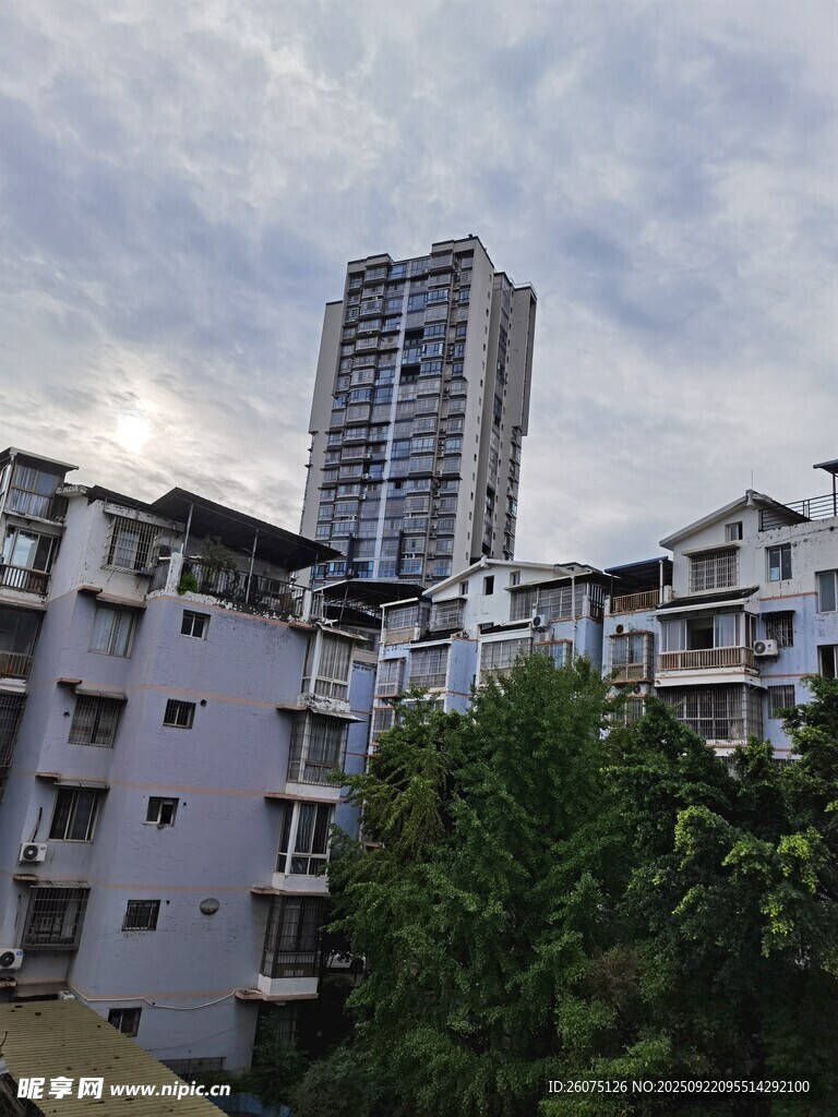 城市住宅区高楼与低层建筑