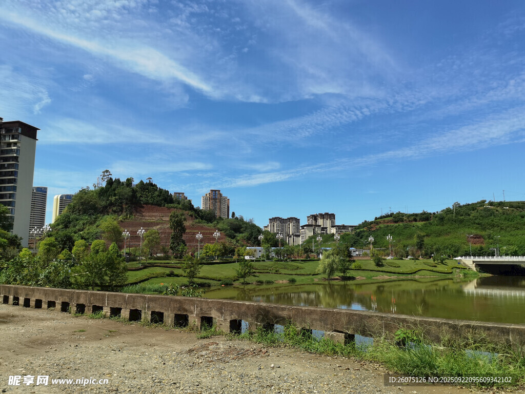 城市河畔风景自然与建筑