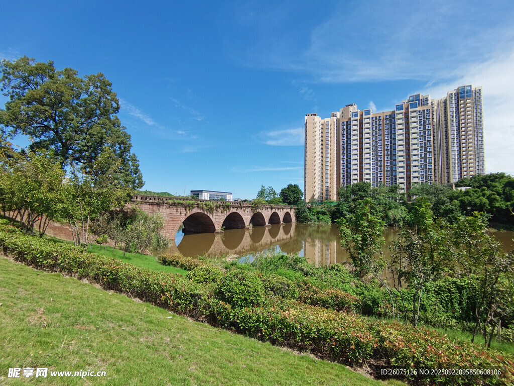 河畔拱桥与林立高楼景观