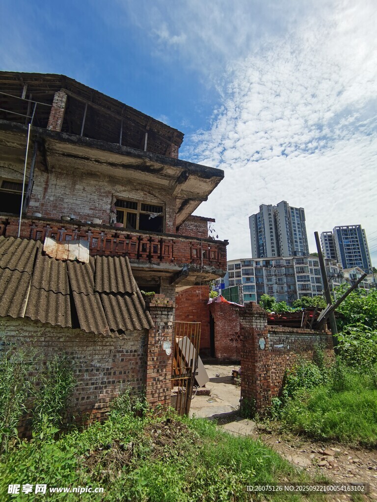 老旧房屋与远处高楼对比