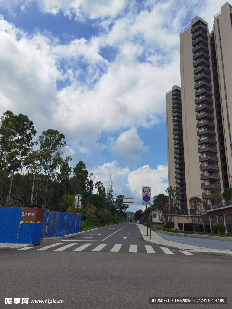 城市道路旁的高楼景观