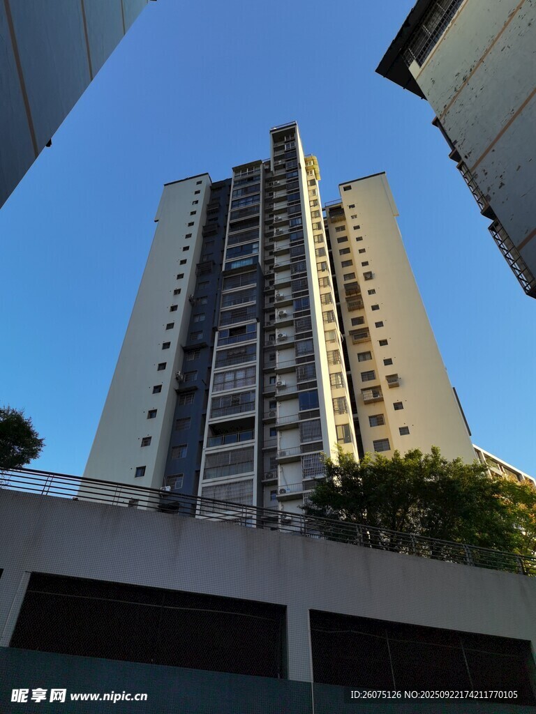 高层住宅楼仰视景观