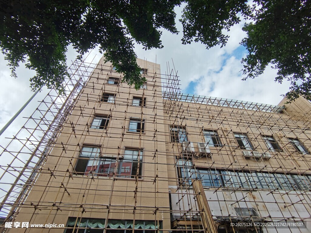 高楼建筑施工景象