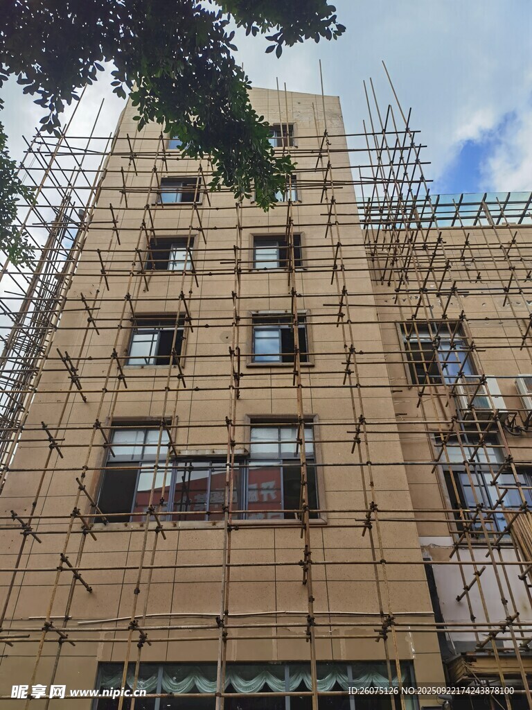 多层建筑施工中的脚手架