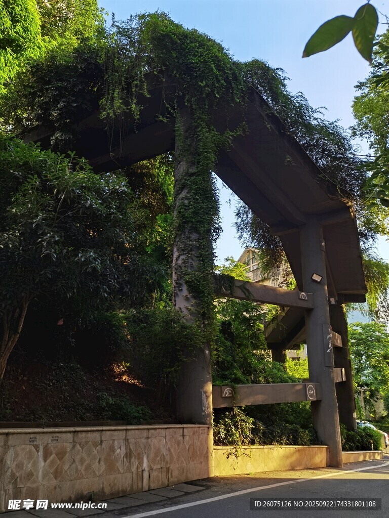 古朴拱门绿意环绕