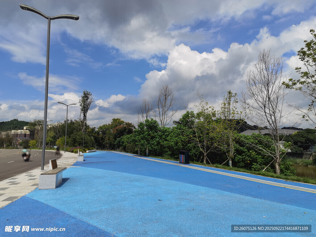户外蓝色滑板场地风景