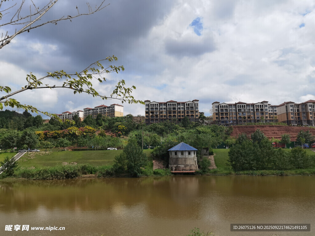 湖畔蓝顶小屋与远处建筑