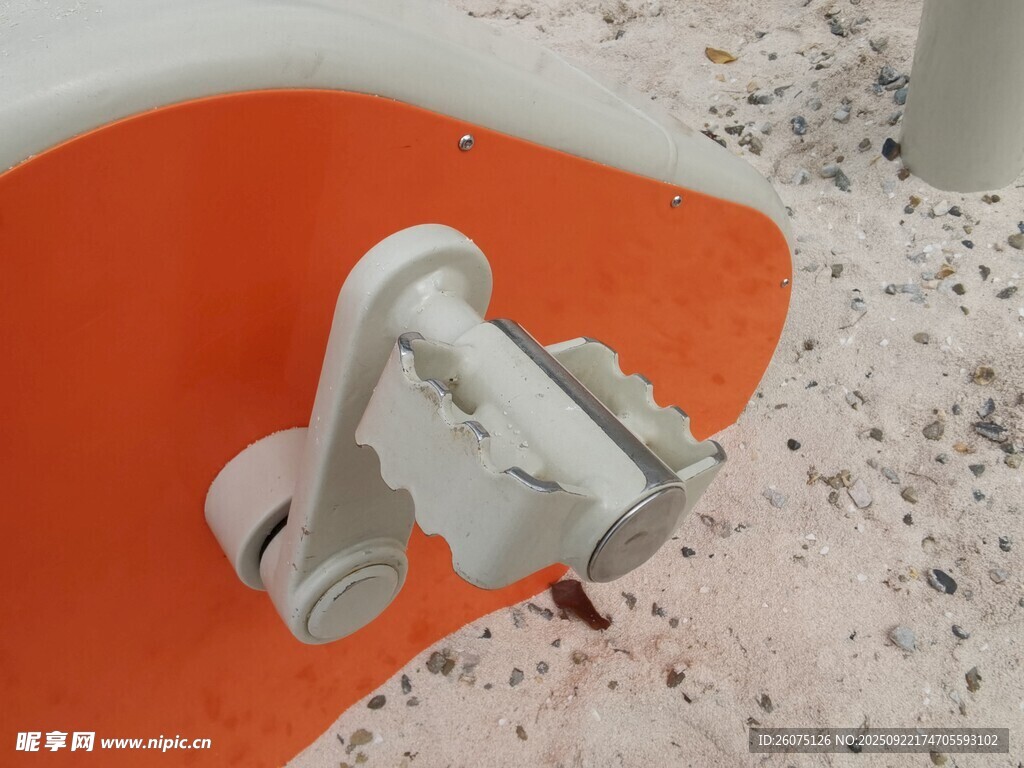 橙色底座上的白色机械部件