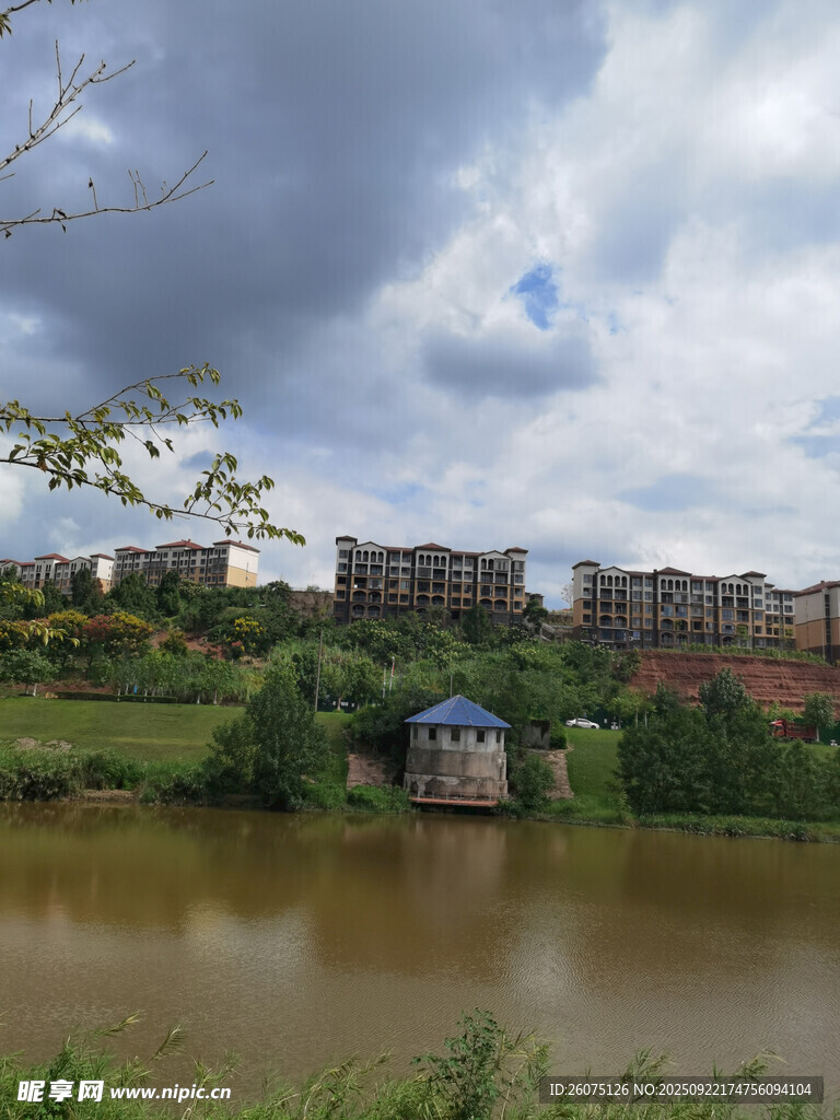 湖畔建筑与多云天空景观