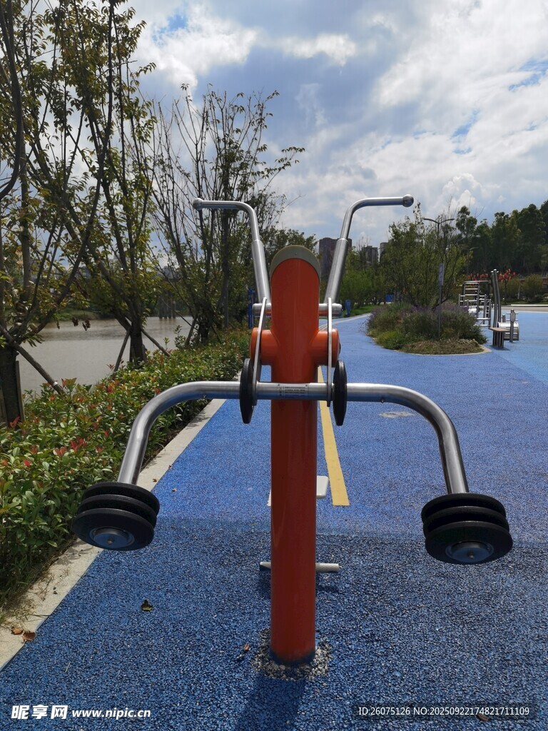户外健身器材享受运动时光