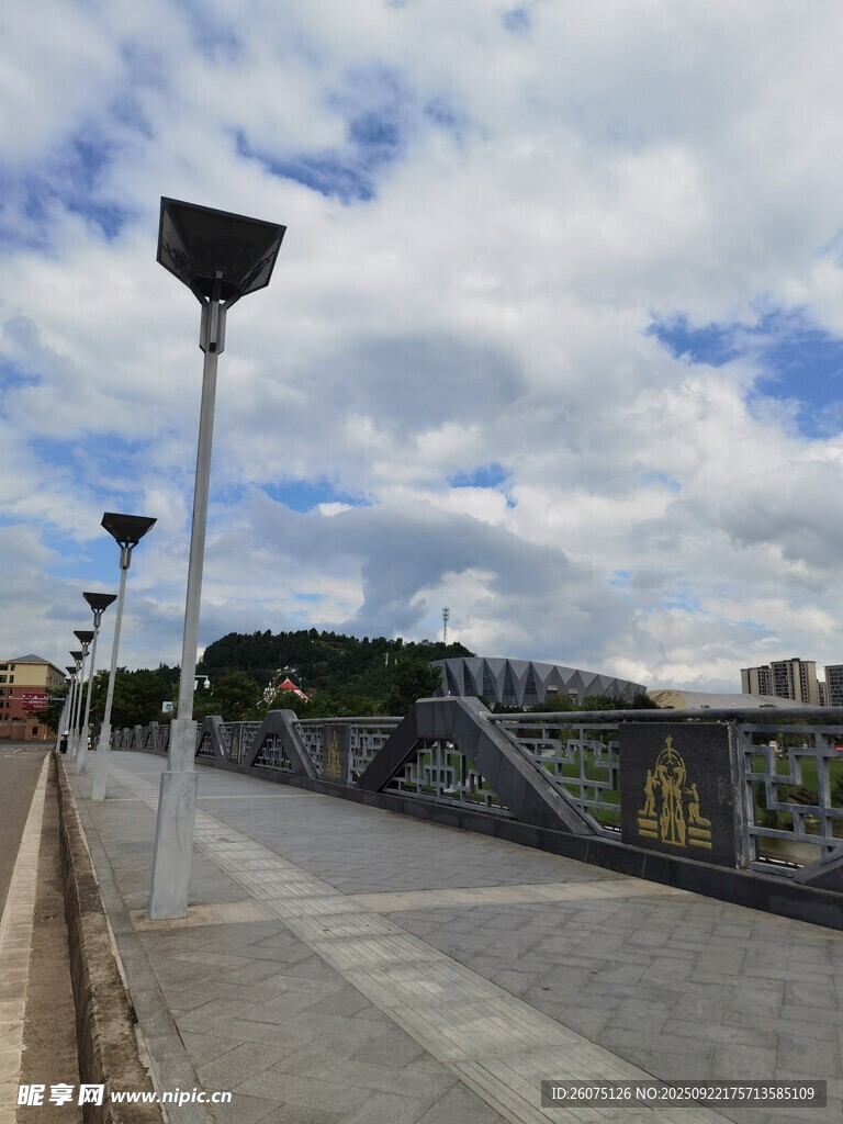 河畔桥梁步道风景