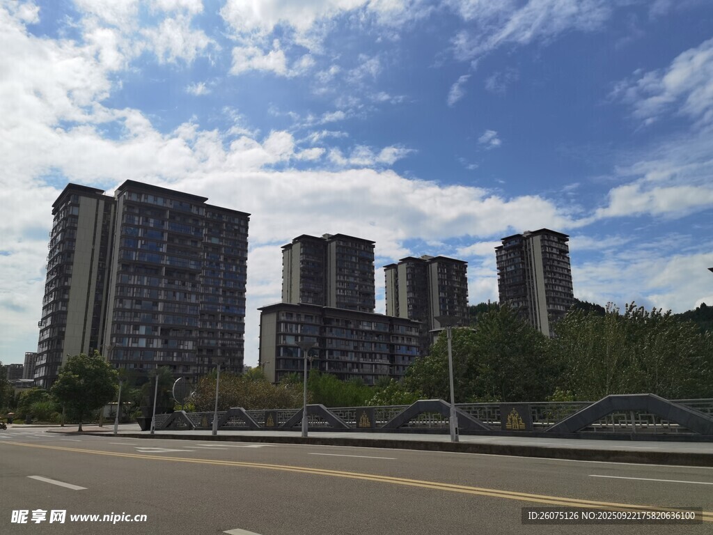 城市道路旁的高楼景观