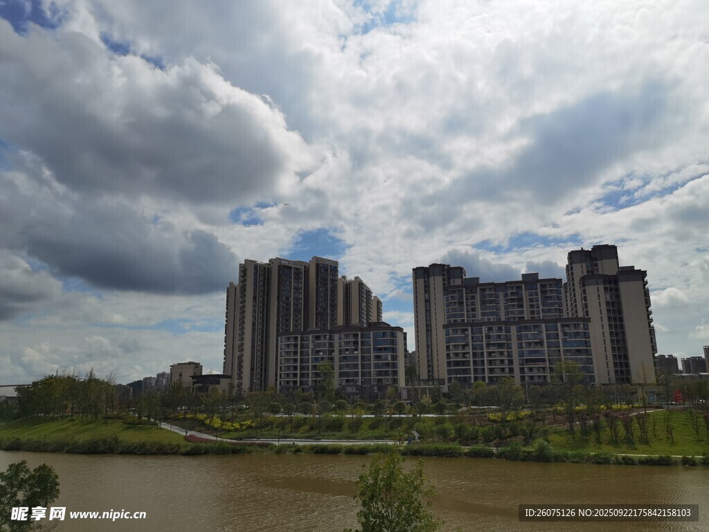 河畔高楼林立的城市景观