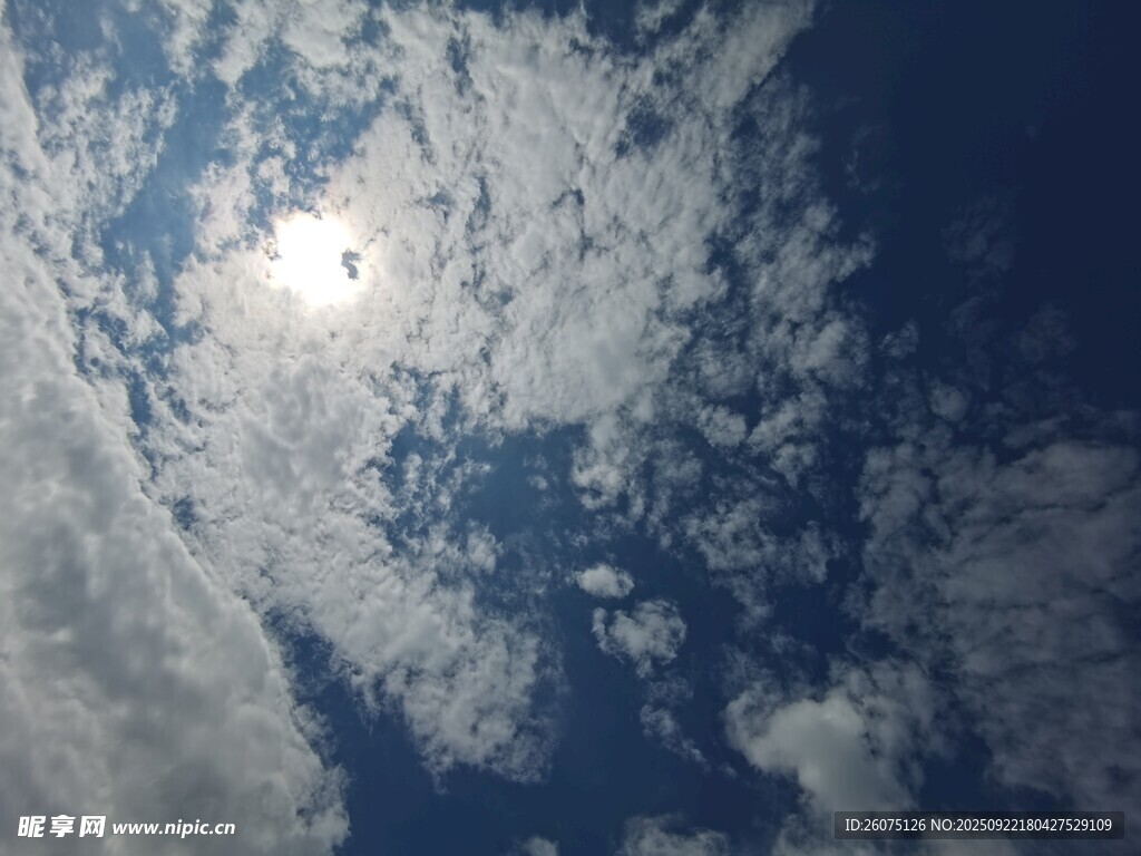晴朗天空中的白云与阳光