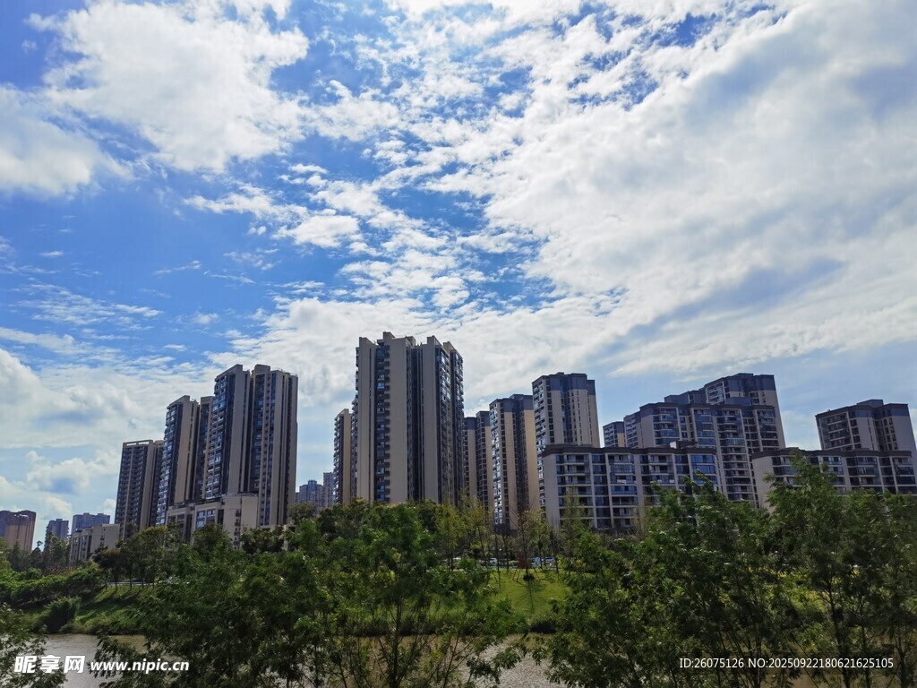 城市高楼与蓝天绿树景观