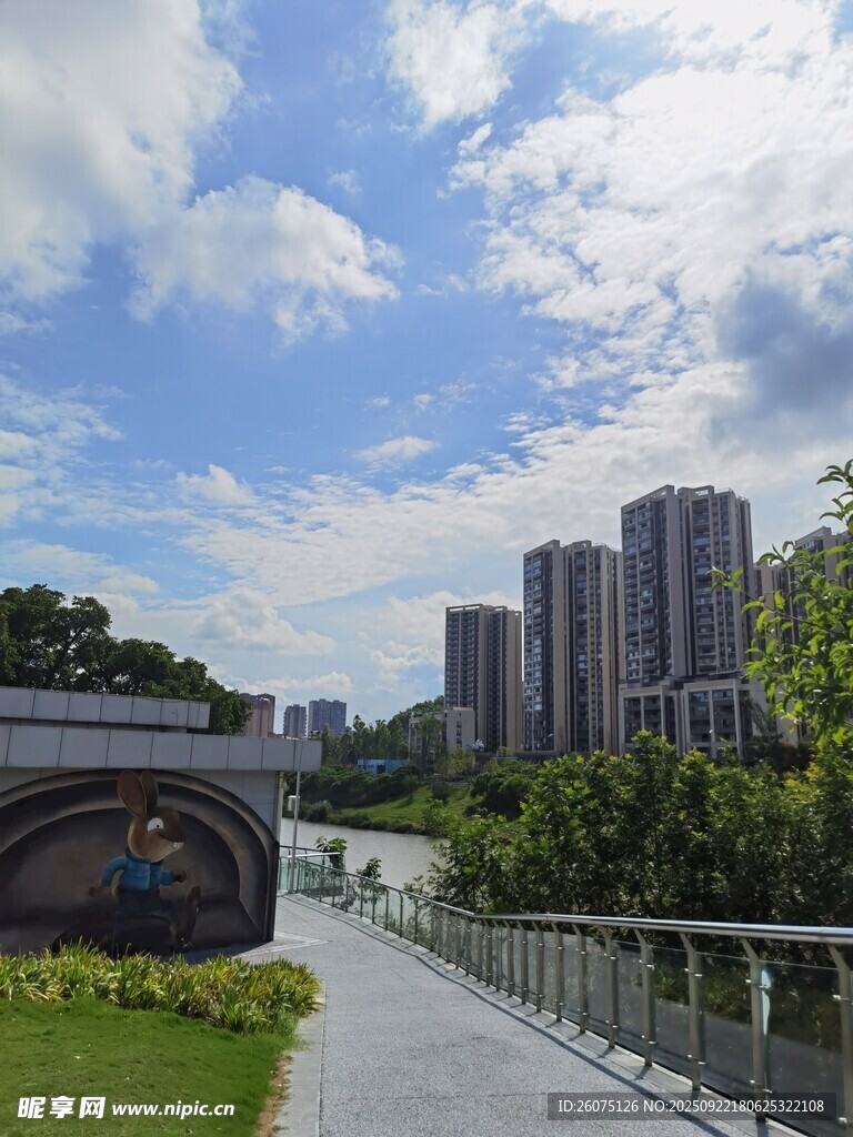 城市河畔步道风景