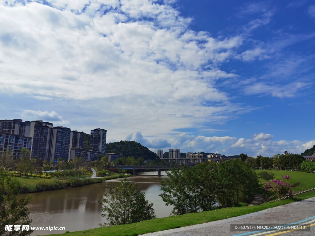 河畔城市风光美景