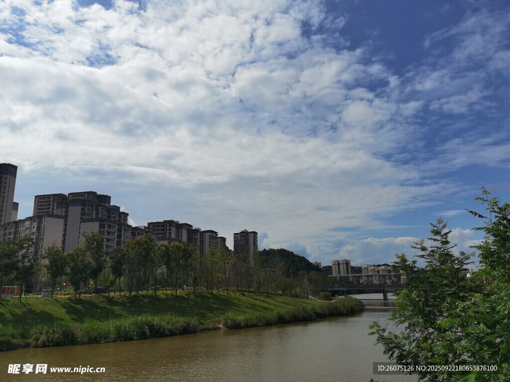 河畔古堡蓝天白云下的景致