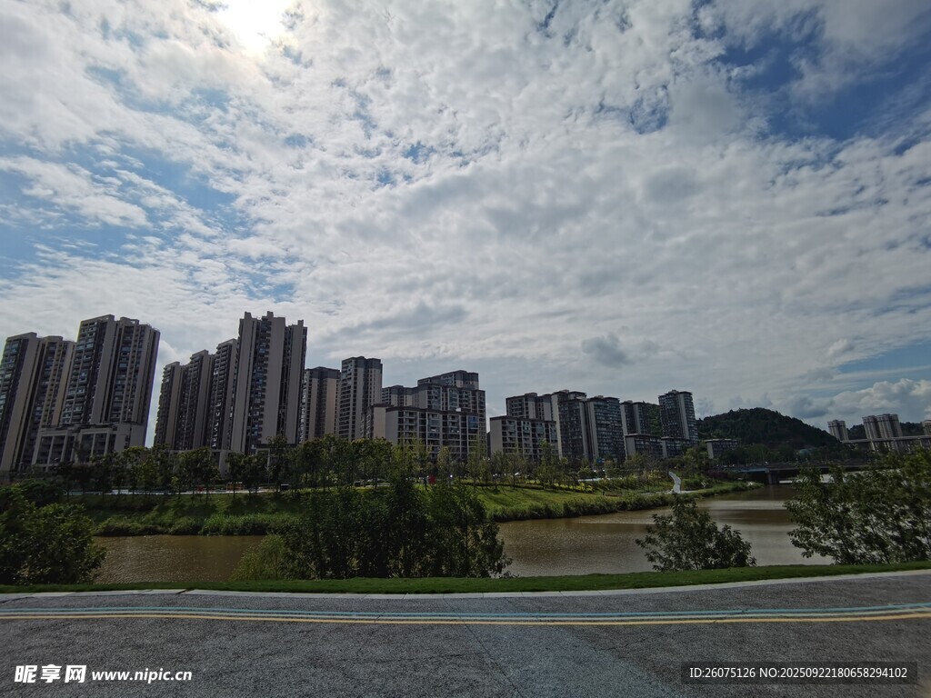 城市高楼与蓝天白云景观