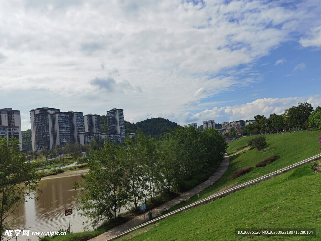 河畔城市风光与绿地美景