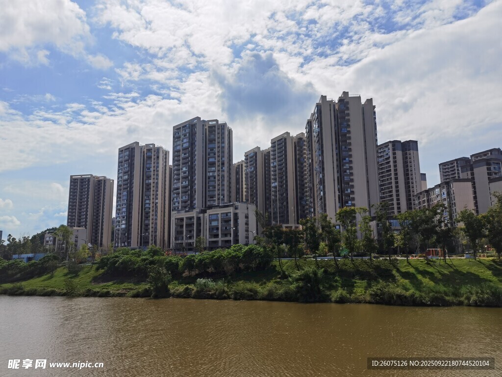 河畔高楼林立的城市景观