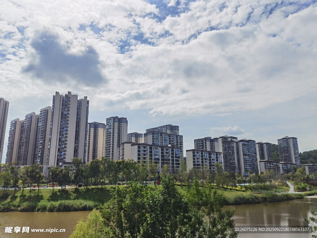 河畔高楼林立的城市景观