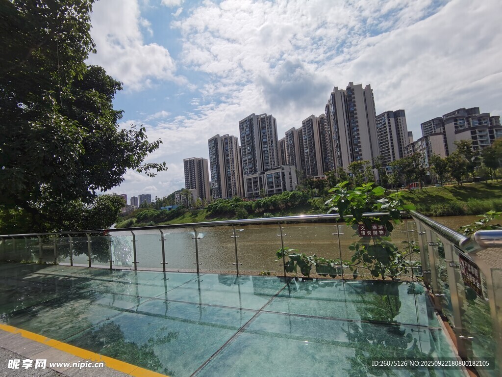 城市河畔玻璃观景平台