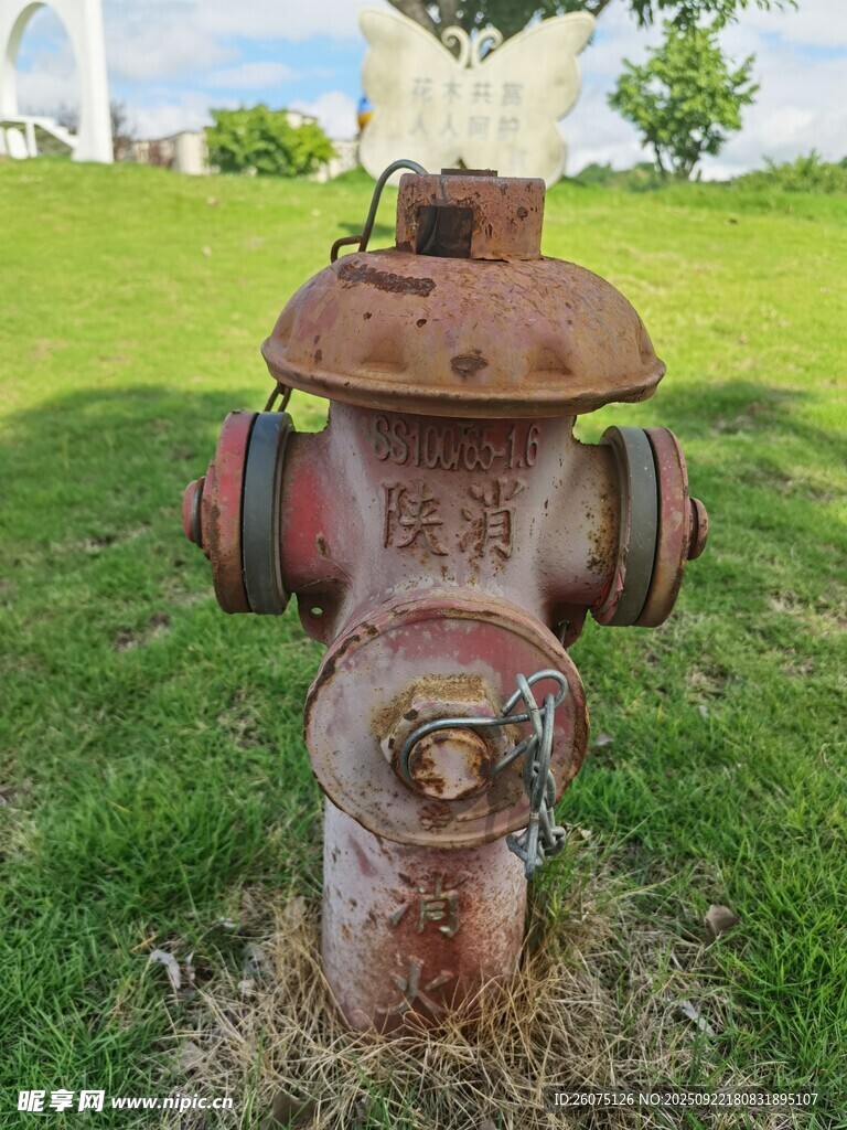 生锈的户外消防栓