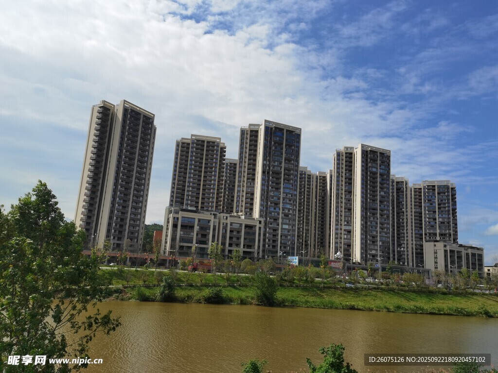 河畔高楼林立的城市景观