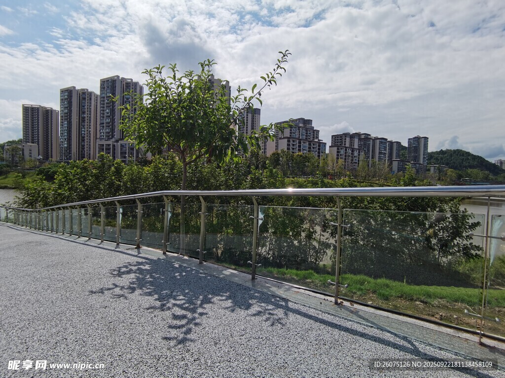 城市河畔步道与远处高楼