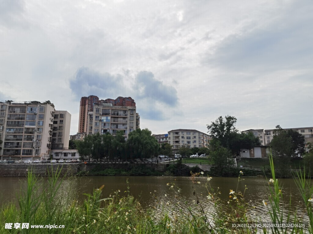河畔城市景观