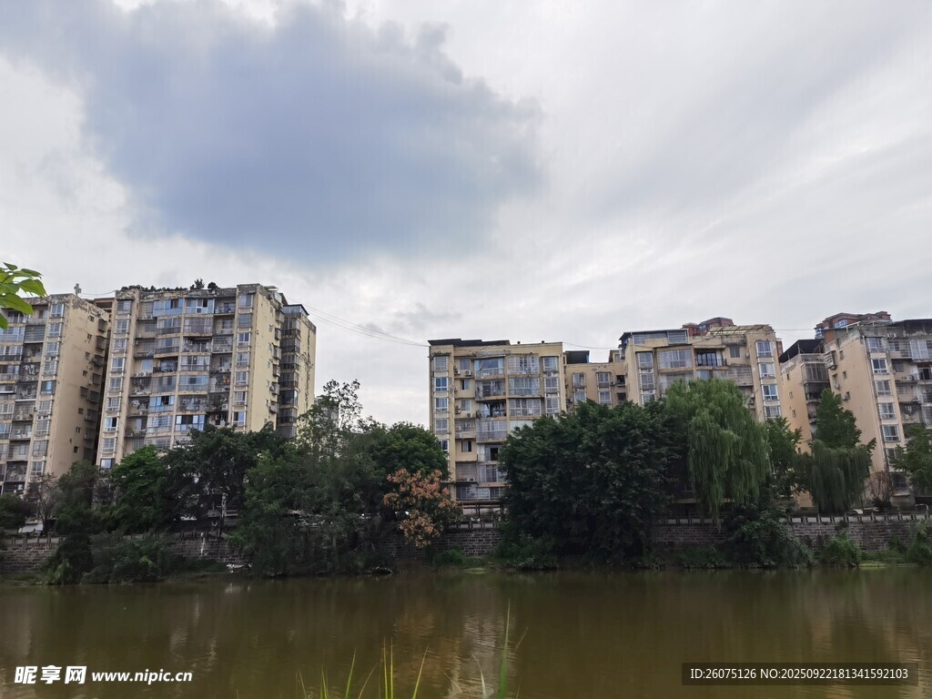 河畔居民楼与绿植景观