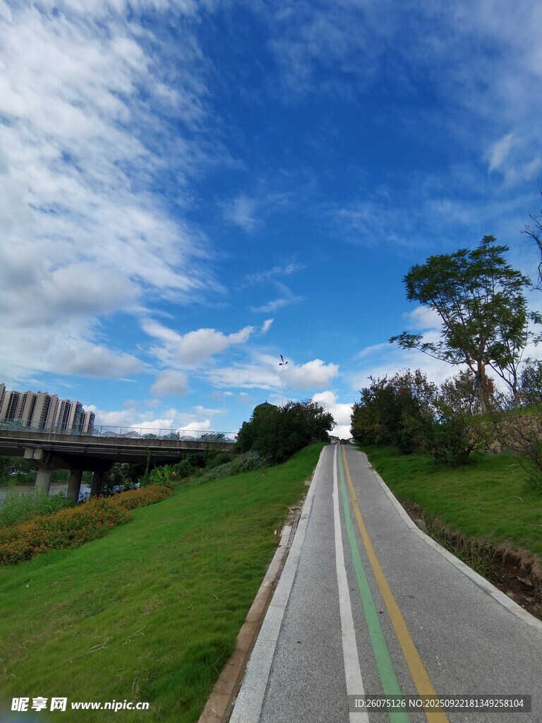 蓝天白云下的清新公路