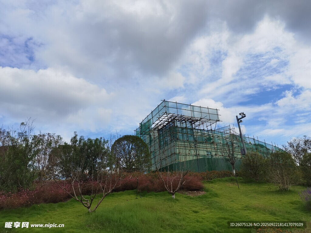 户外绿色景观中的在建建筑