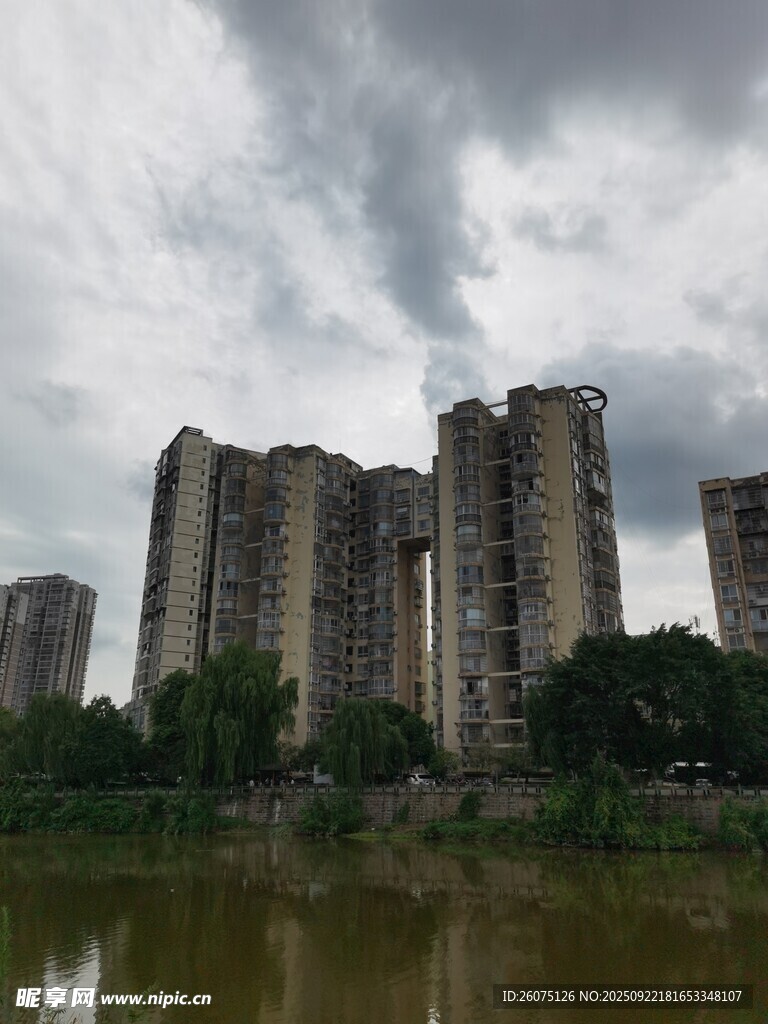 湖畔高楼与阴沉天空